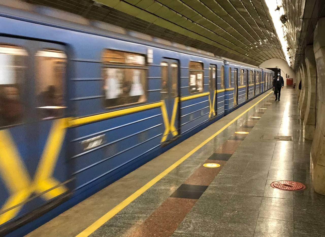 На “синій” лінії метро людина потрапила під потяг: на вхід зачинили 4 станції (оновлено)