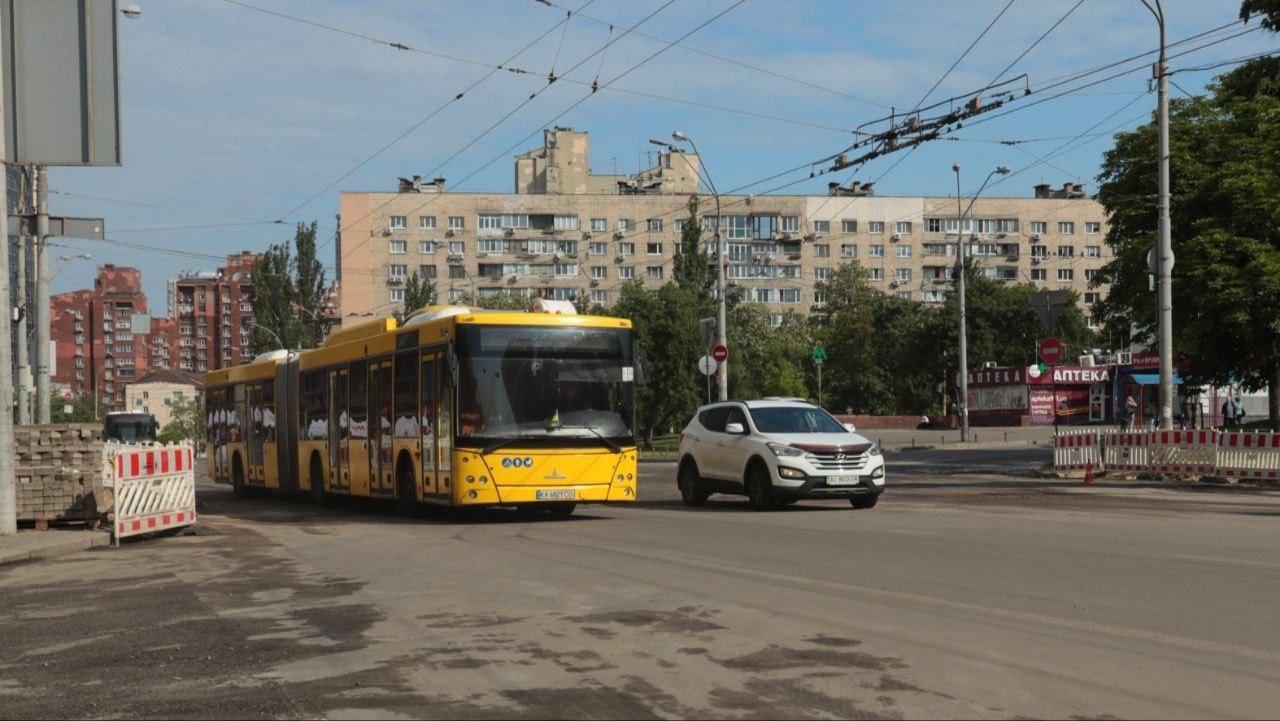 Біля ТРЦ “Ocean Plaza” відновили повноцінний рух транспорту після пошкодження тепломережі