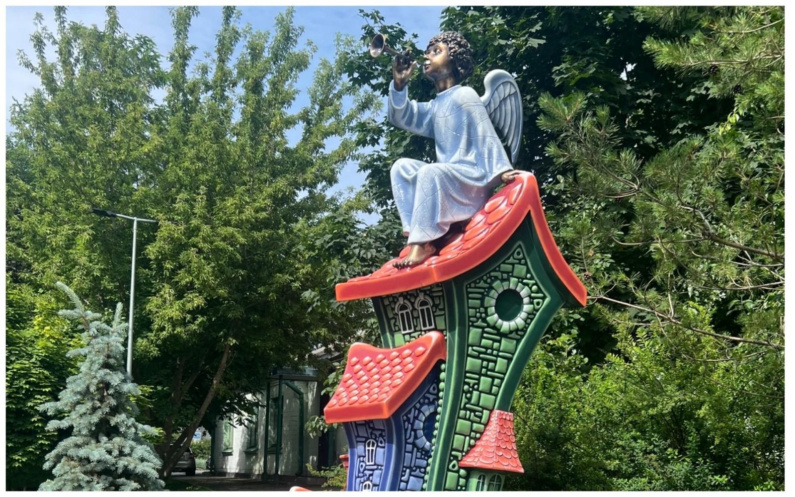 На Пейзажці замість “Дівчинки на подушках” з’явилася нова скульптура