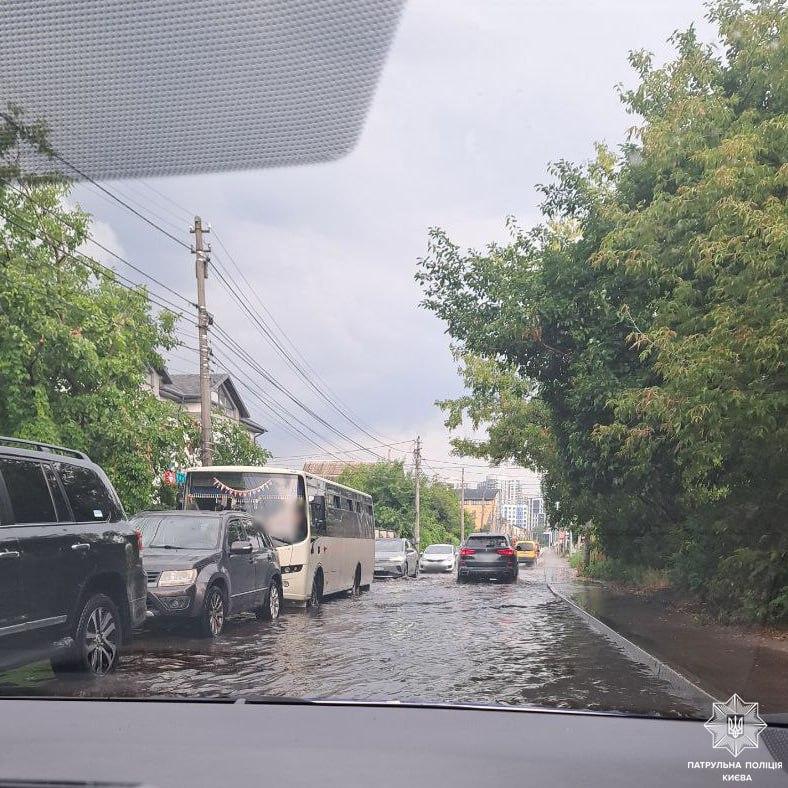 У Києві сильна злива, гроза, град і шквальний вітер