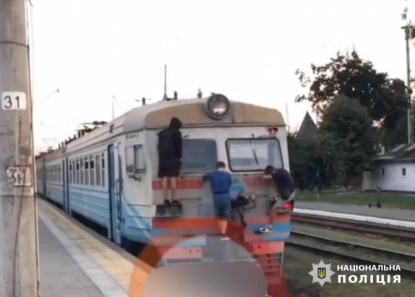 Хлопці від 13 до 17 років катались на дахах електропотягів на Київщині – з ними вже працюють правоохоронці