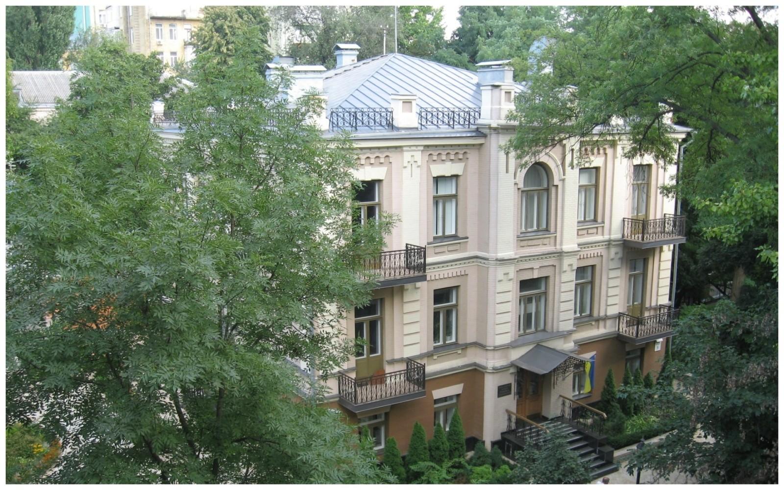 Киян кличуть вирватись «із метушні щоденних інтересів» та попити кави на терасі садиби Грушевського