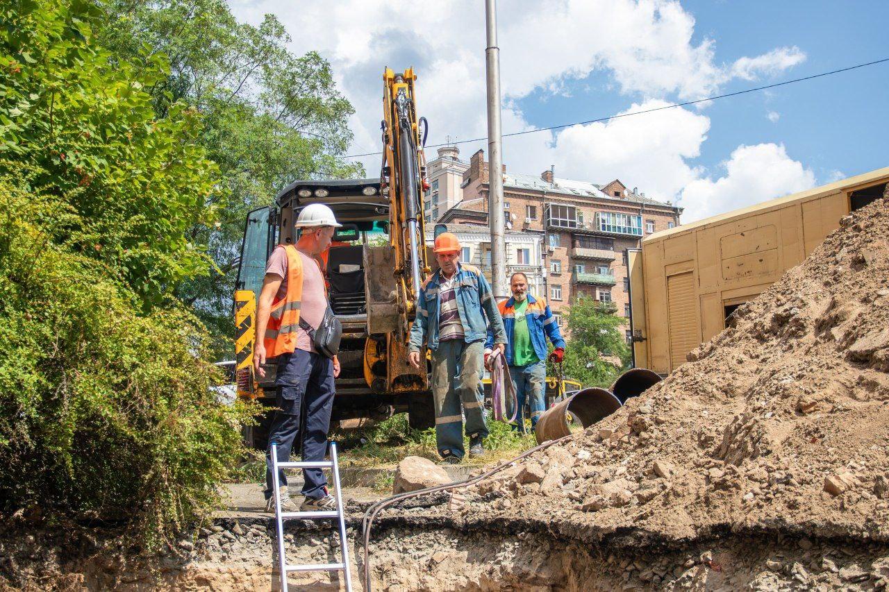 На Лук’янівці комунальники відремонтували частину трубопроводу, якому майже 50 років тому