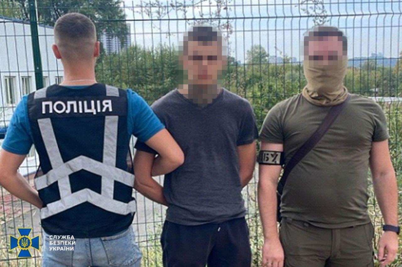 Шукачі “легких грошей” на замовлення спецслужб рф спалили п’ять авто військових у Києві