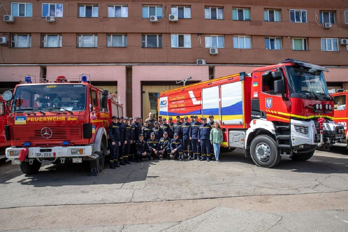 Гасить пожежу на ходу та тішить водія кондиціонером – вогнеборці показали найліпшу техніку