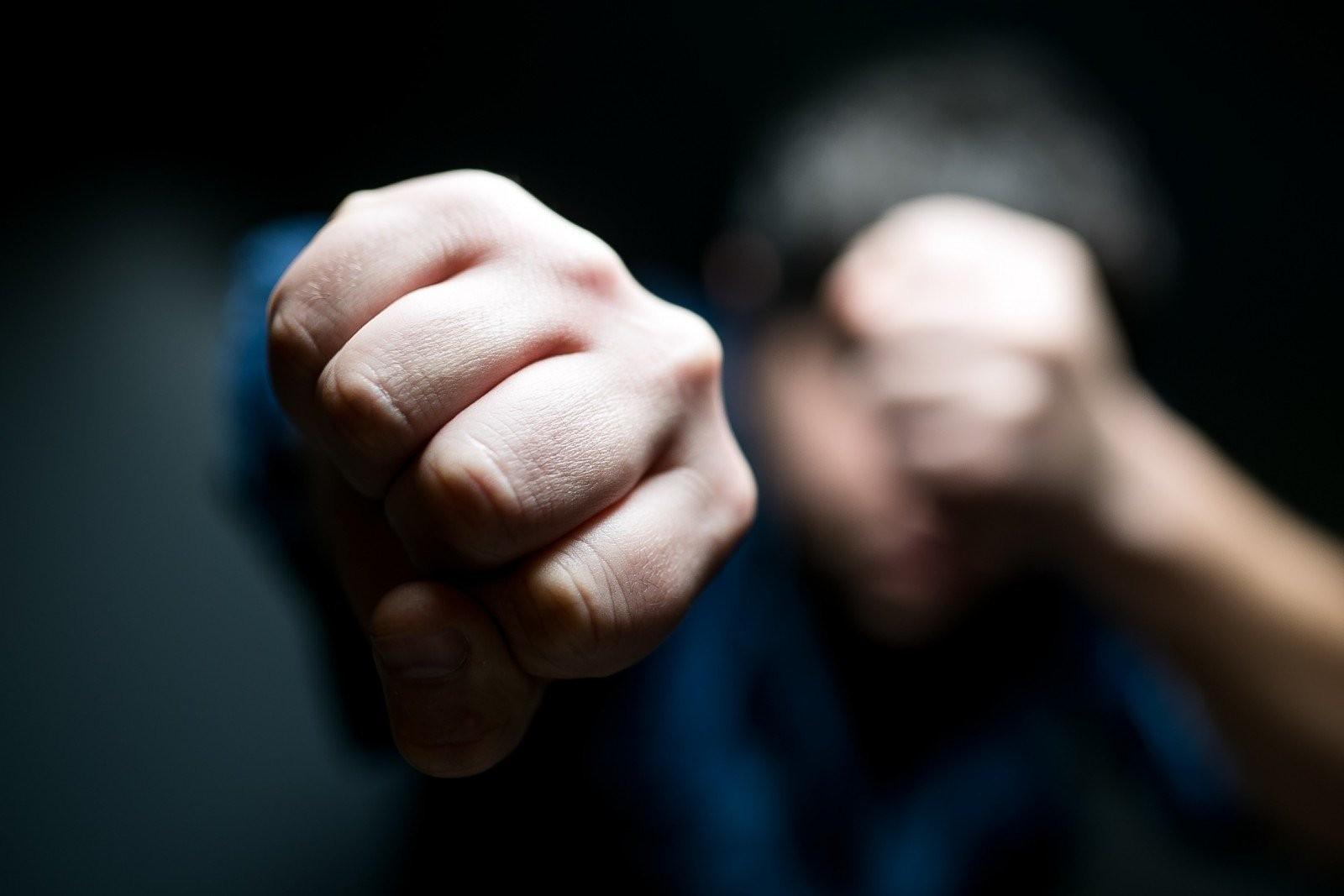 У Польщі чоловік побив українського школяра за розмову рідною мовою по телефону