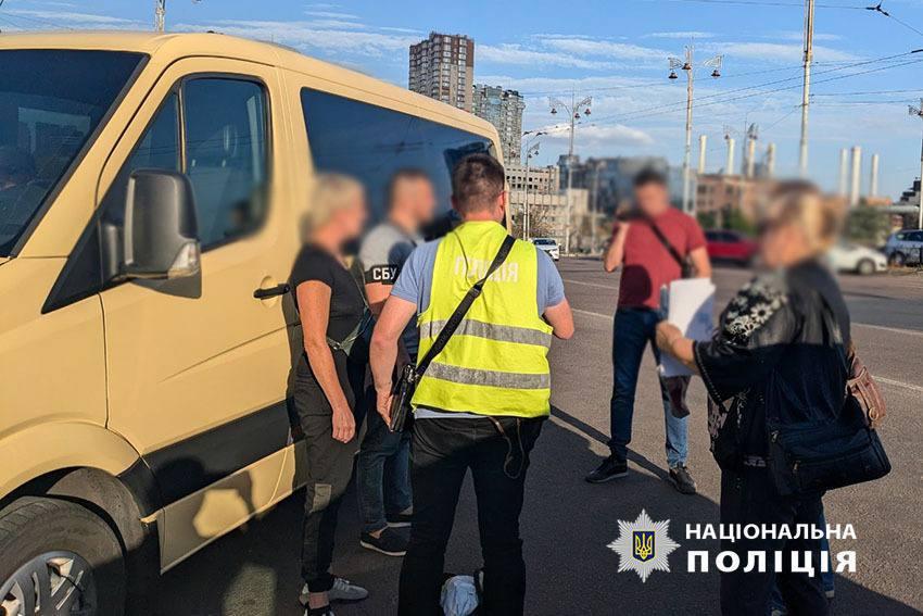 Розкрито масштабну схему незаконного перевезення людей до окупованого Донецька