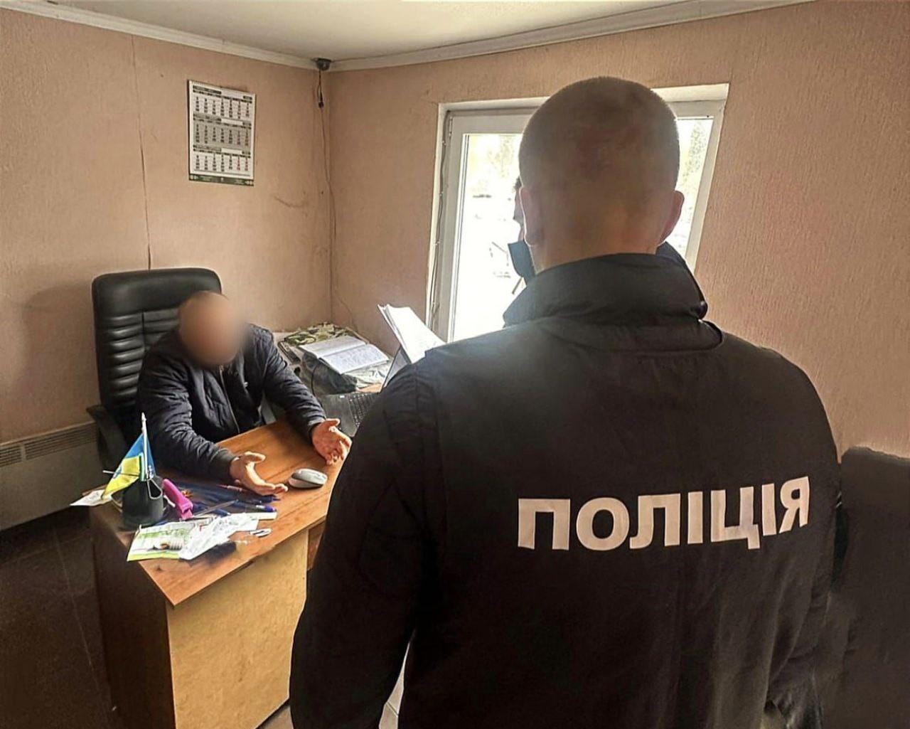 Хабар за місце на кладовищі: на Київщині затримали директора ритуальної служби