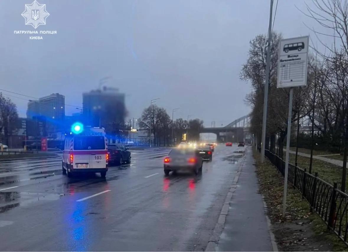 Трагедія на Дніпровській набережній: водій на смерть збив жінку та втік із місця ДТП