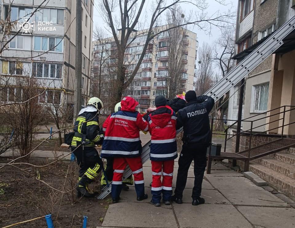 Рятувальники допомогли людині, яка впала на піддашок підʼїзду багатоповерхівки