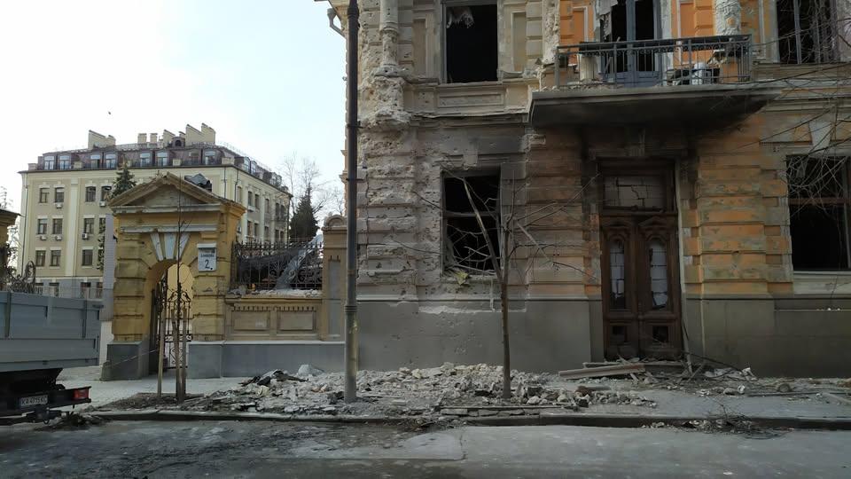 На відновлення Будинку письменників після атаки немає коштів – усіх небайдужих просять про допомогу