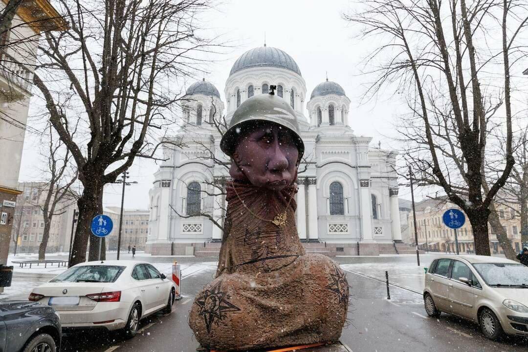 провокаційну скульптуру «Чуйло», яка символічно зображує президента Росії Володимира Путіна
