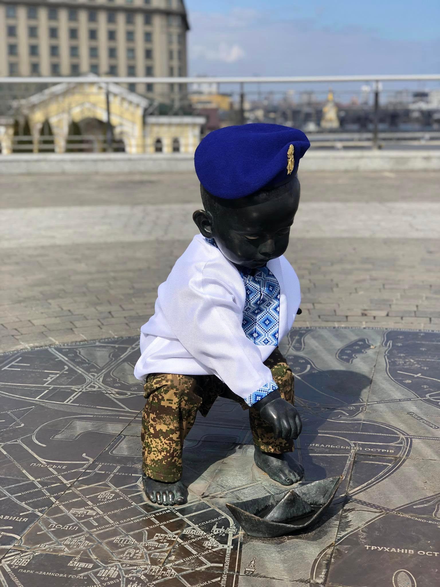 Скульптури малюків-  засновників столиці одягли у вишиванки, берети і “піксель”