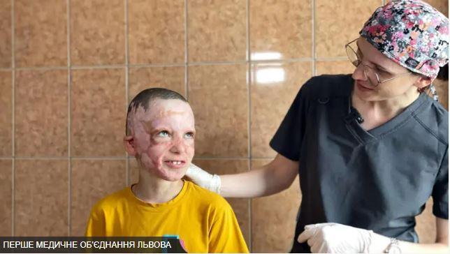 Хлопець, який вижив після ракетного удару по Вінниці, зустрівся з Принцом Гаррі