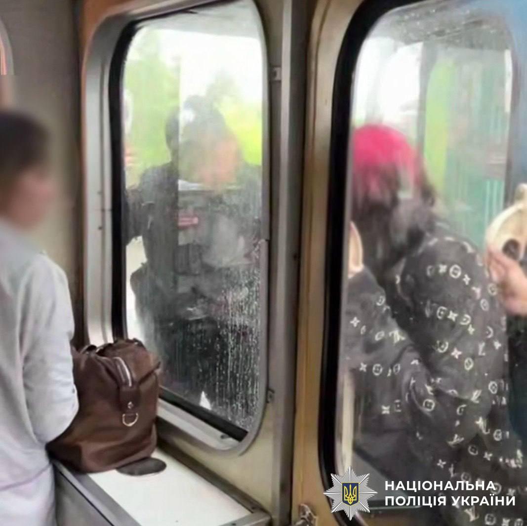 Йому 21, їй 16: у метро «відловили» зачеперів, які катались між вагонами