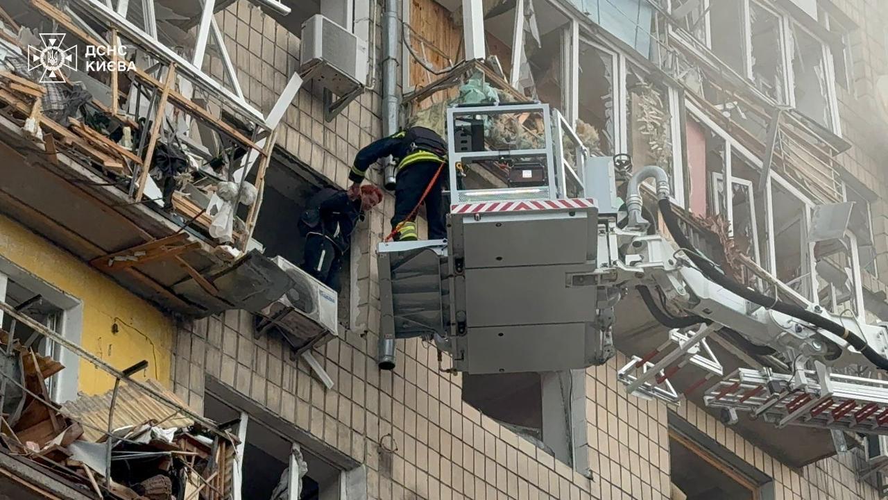 Кількість жертв нічної атаки по Києву зменшилась: що відомо