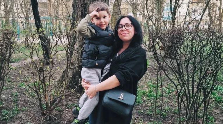 Під час вибухів дідусь прикрив 6-річного онука тілом: історія родини, що мешкає у 9-поверхівці на Соломʼянці