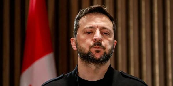 Зеленський вшанував пам’ять загиблих на місці російського удару в Києві після повернення з Канади
