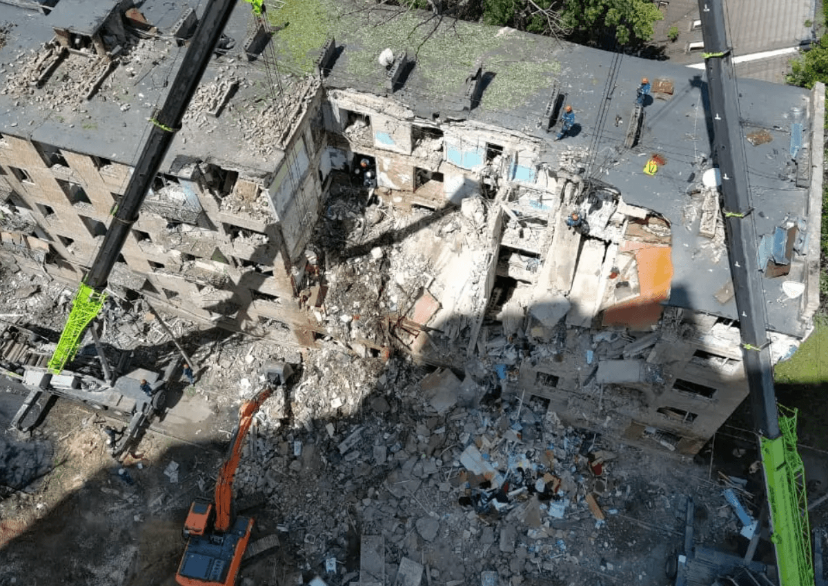 Ні місці зруйнованого будинку у Шевченківському районі завершили пошуково-рятувальні роботи
