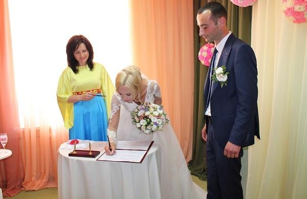 Прізвища після одруження можна не міняти або зробити подвійним – нюанси