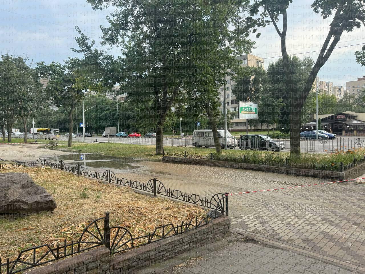 На Шептицького після пошкодження трубопроводу лишилась велика яма (фото)
