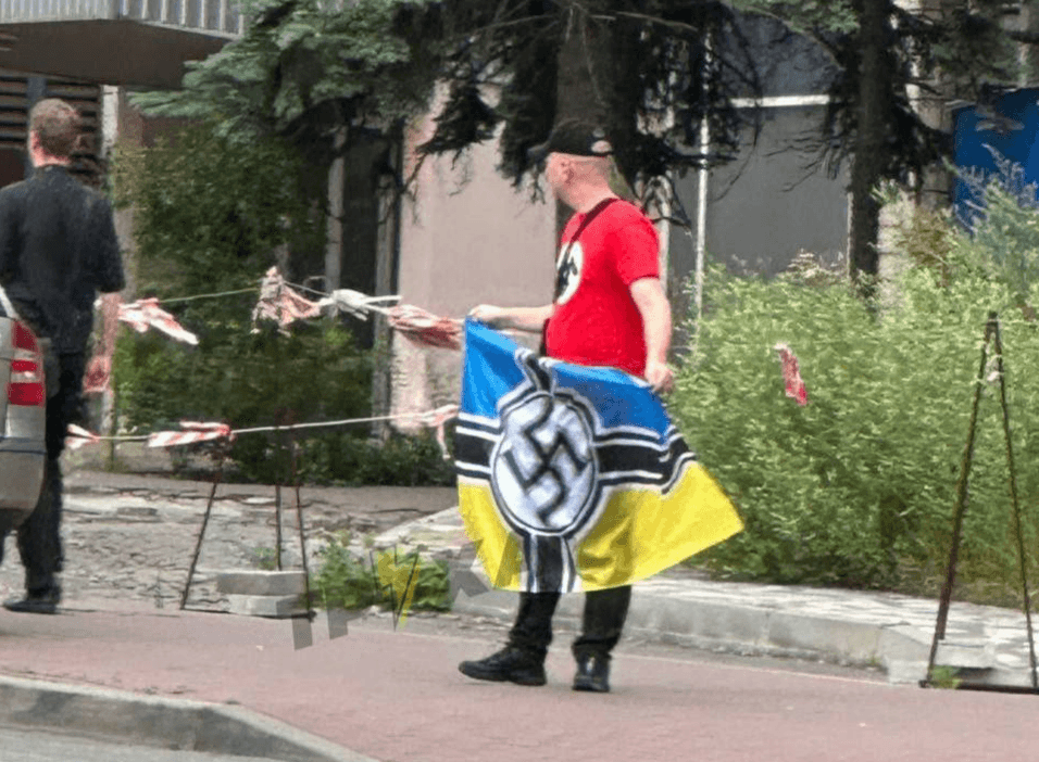 На столичному Печерську чоловік розгулював з нацистською символікою