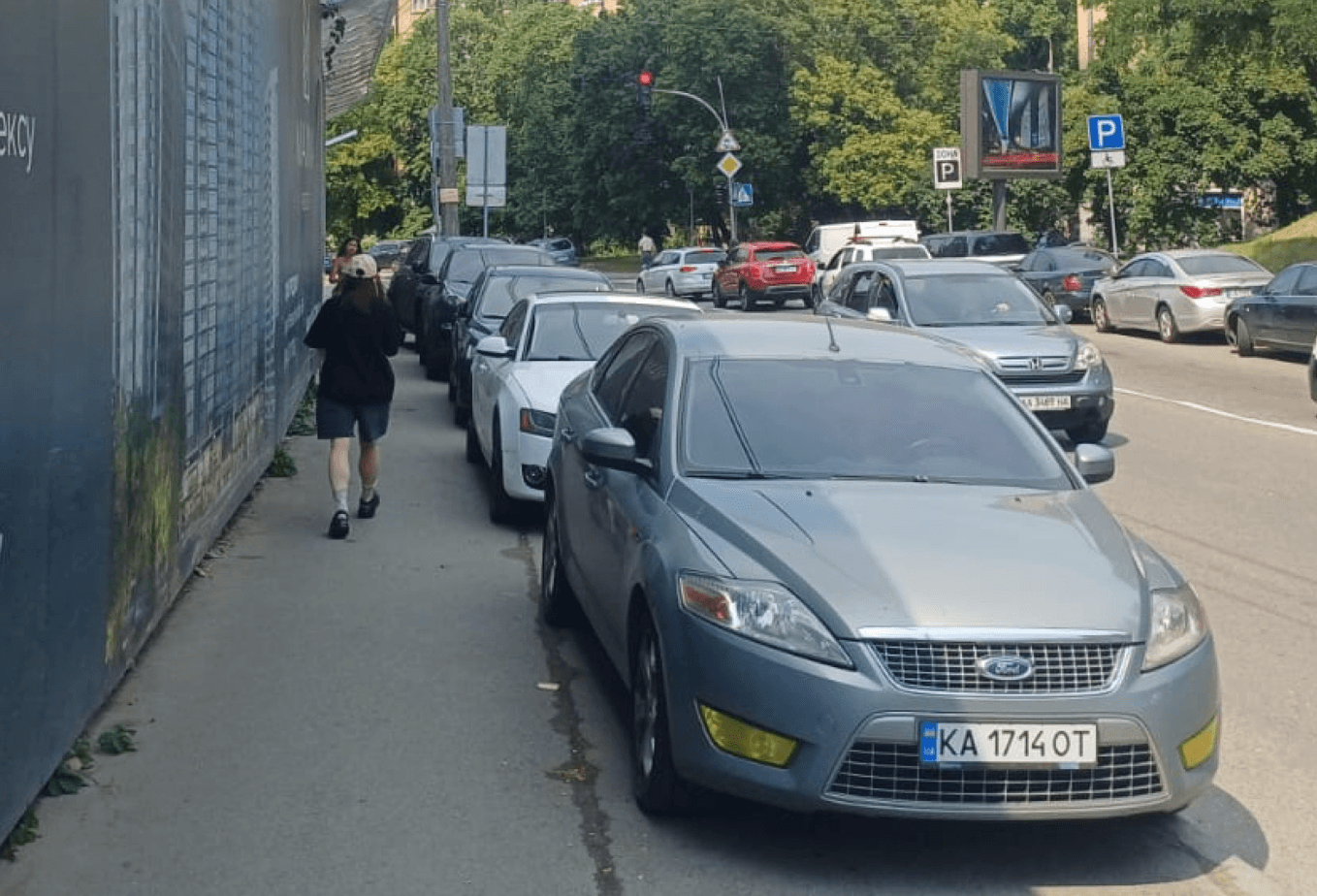 На Печерську з тротуарів масово евакуювали автівки
