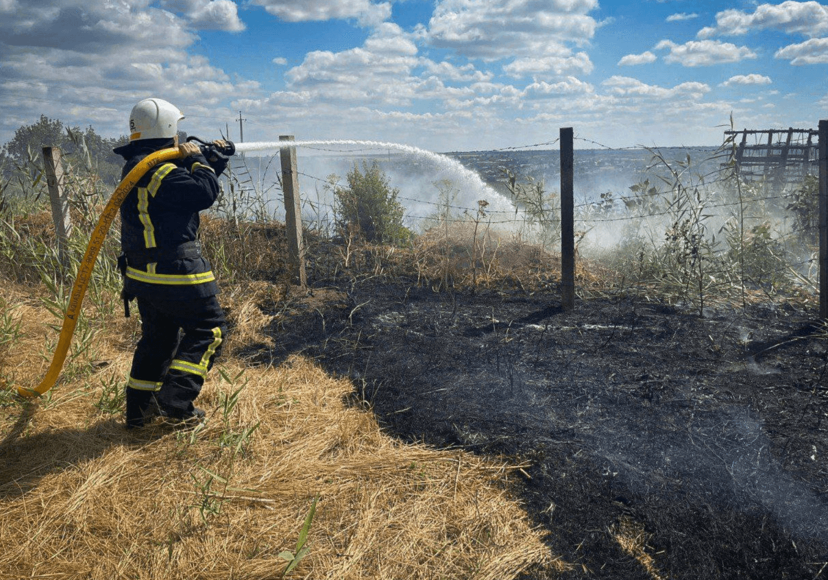 На Миколаївщині через недопалок загорілася трава: загинула жінка, ще одна постраждала