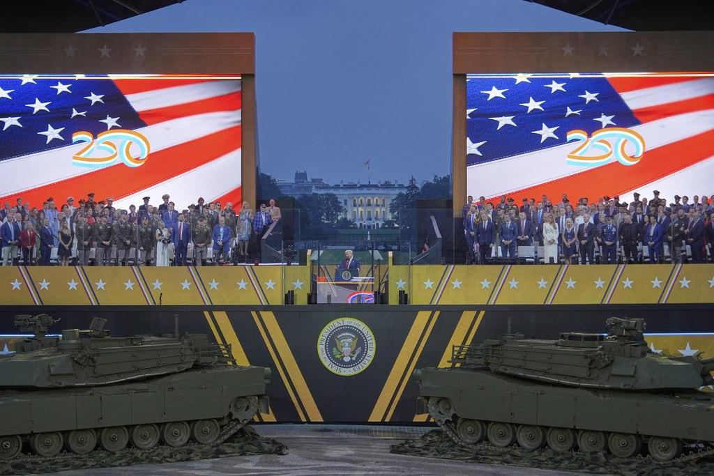 У США готують грандіозний морський парад, щоб догодити Трампу, розчарованому попереднім святкуванням