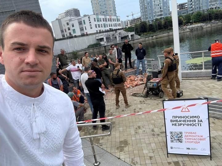 Біля елітного ЖК демонтують незаконну огорожу, яка блокувала киянам доступ до Дніпра