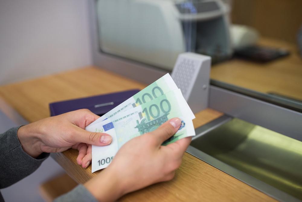 Євро продовжує падіння: який зараз курс у столичних обмінниках