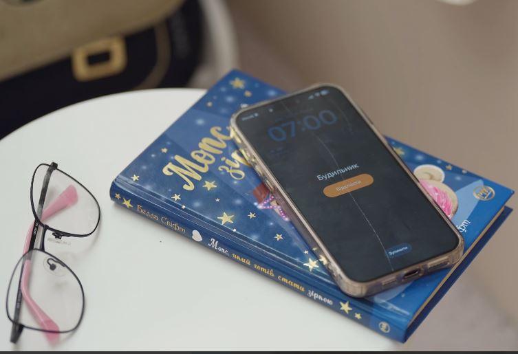 “Я прокидаюся разом із батьками та снідаю” – школярка готується до 1 вересня зі смартфоном