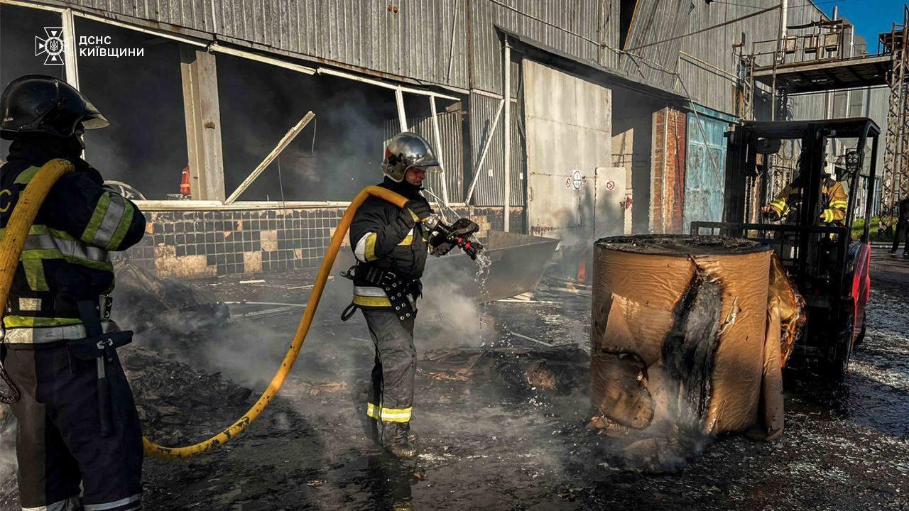 Понад добу тривала ліквідація пожежі на Київщині після атаки рф