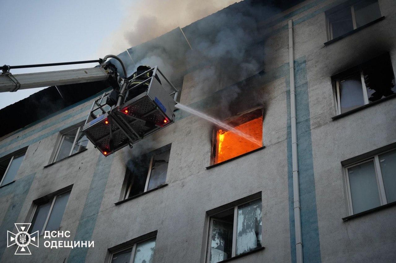 Атака російських дронів на Одещину: руйнування на радіоринку та в гуртожитку