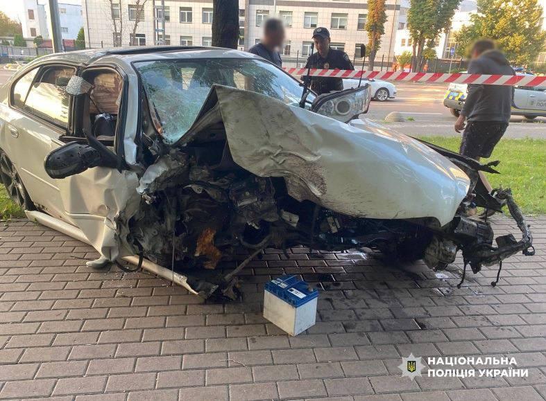 П’яний водій в’їхав у Куренівський парк, травмувавши двох жінок