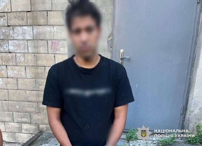 На Троєщині затримали 23-річного чоловіка, який пограбував 65-річну жінку