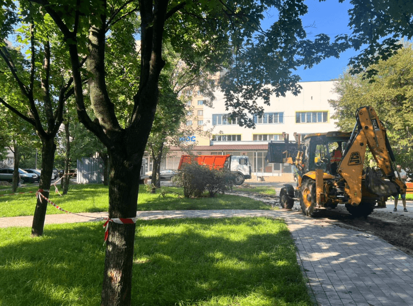 Біля поліклініки на Шептицького почали капітально ремонтували сквер