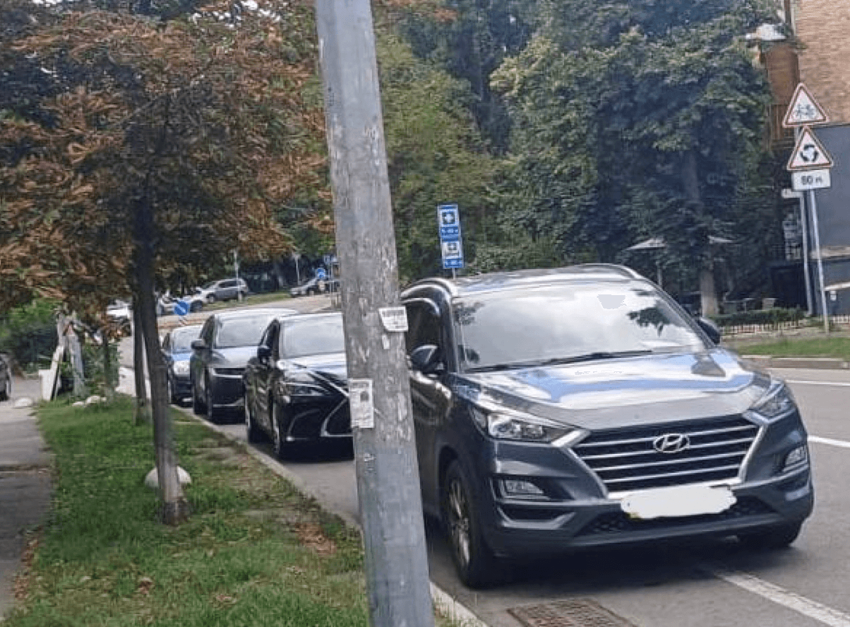 На вулиці Підвисоцького масово евакуювали автівки, припарковані на велодоріжці