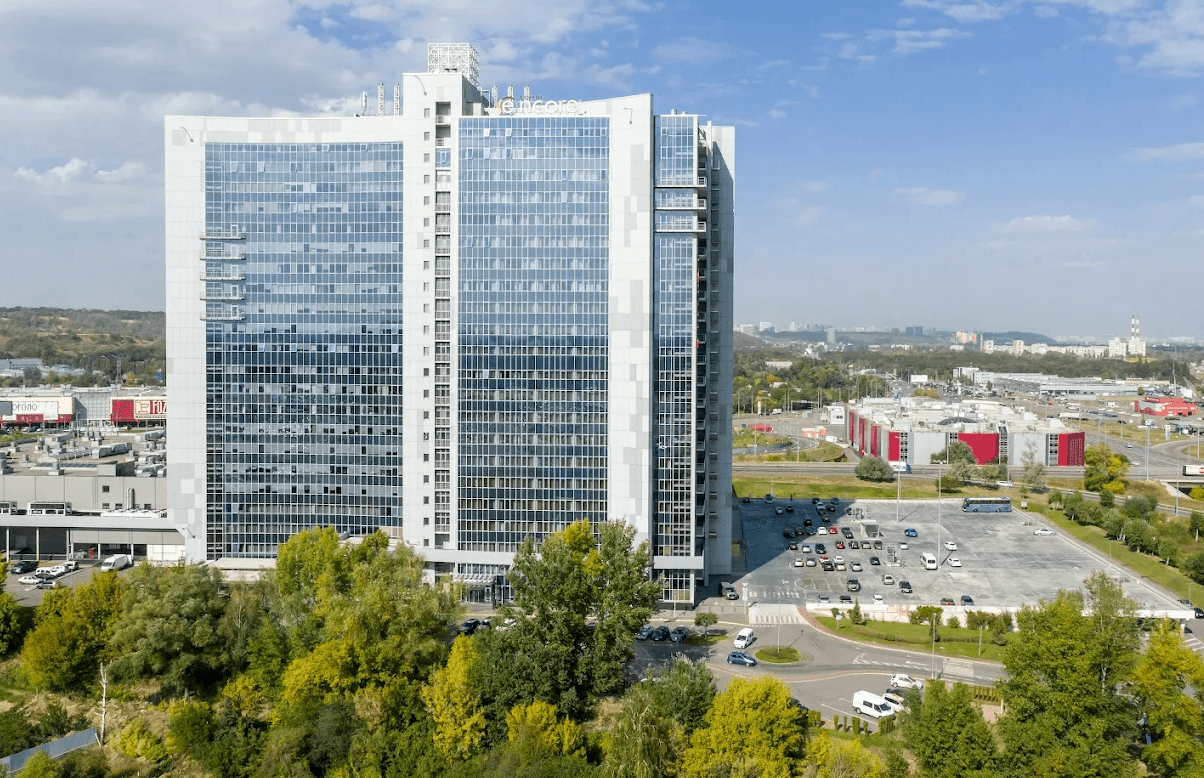 Ощадбанк знайшов покупця на столичний готель Ramada Encore і БЦ «Європа»