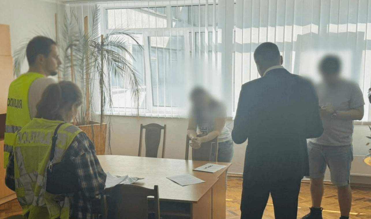Директорку та бухгалтерку ліцею у Києві підозрюють у заволодінні 10 млн гривень