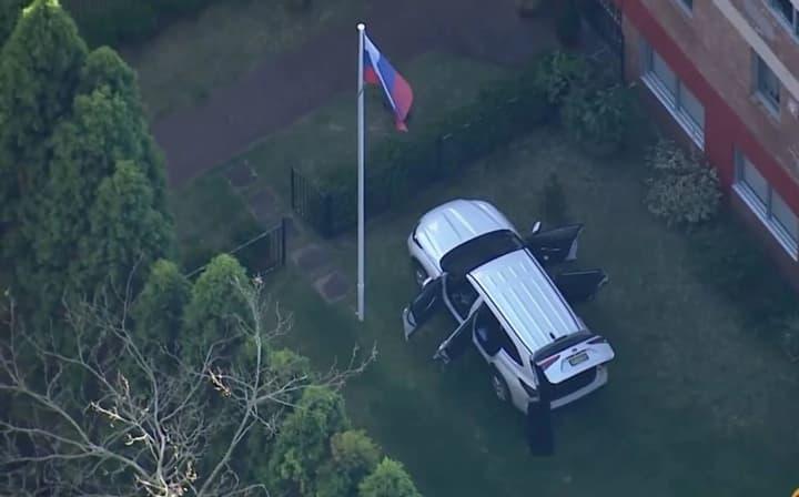 У Сіднеї невідомий чоловік на автомобілі протаранив ворота Генконсульства росії
