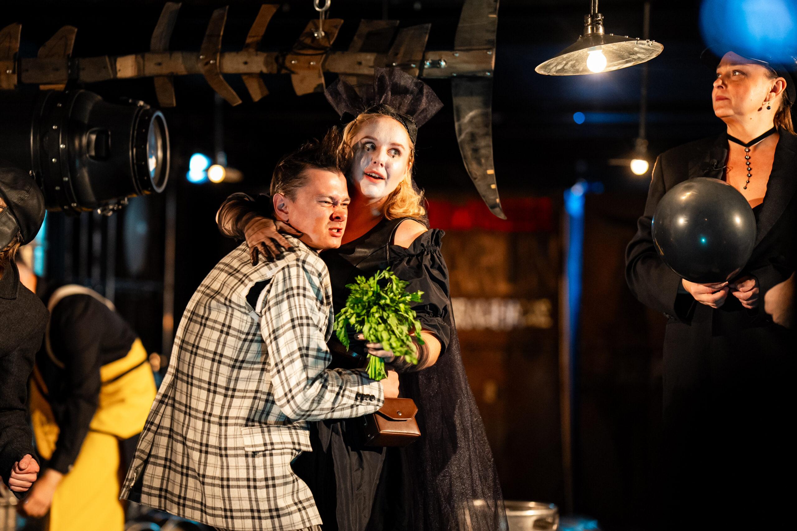 “Хто тут привид?”: у Києві показали виставу харківської режисерки про війну