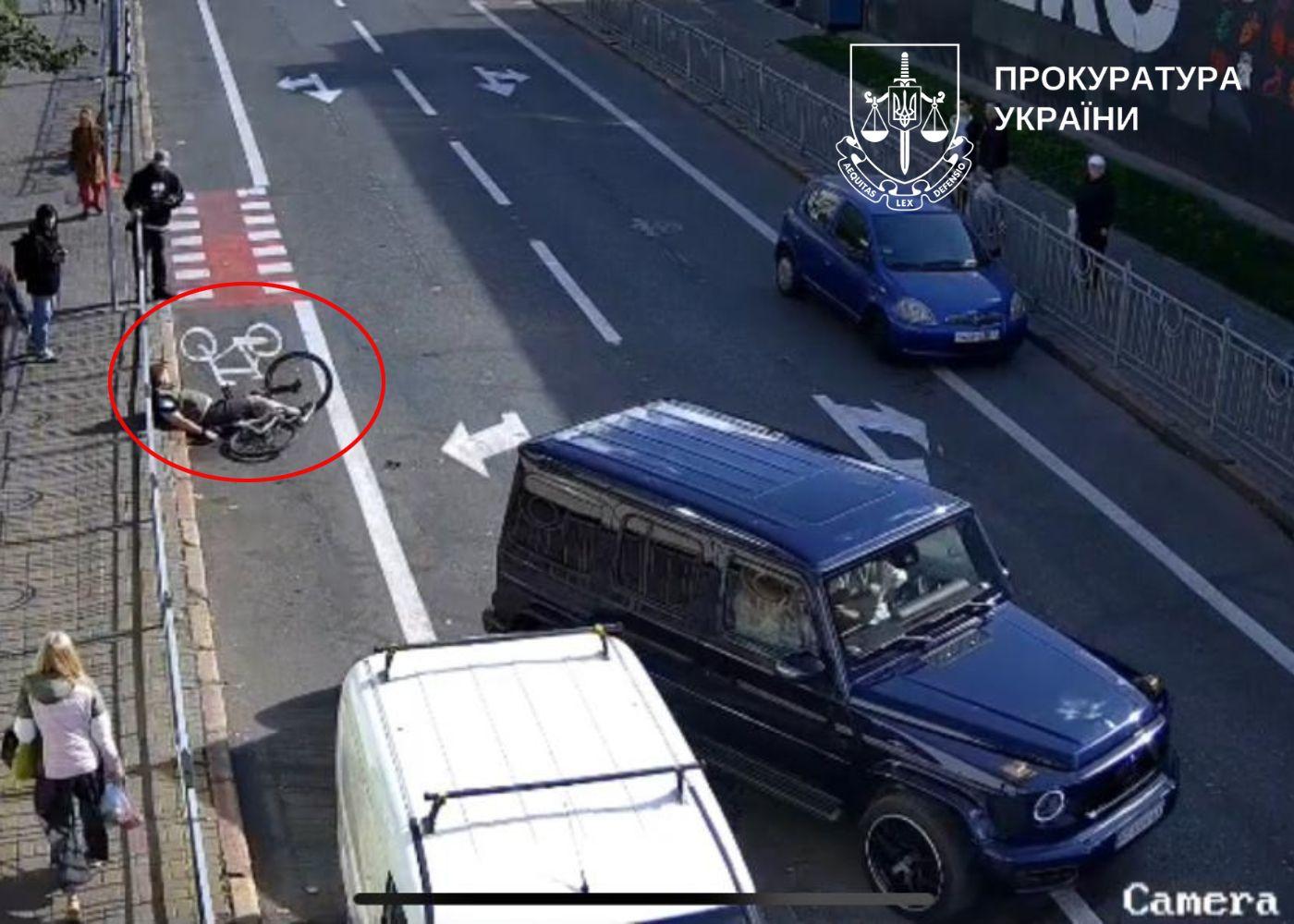 Водій Mercedes побив велосипедиста до втрати свідомості за зауваження і втік з місця