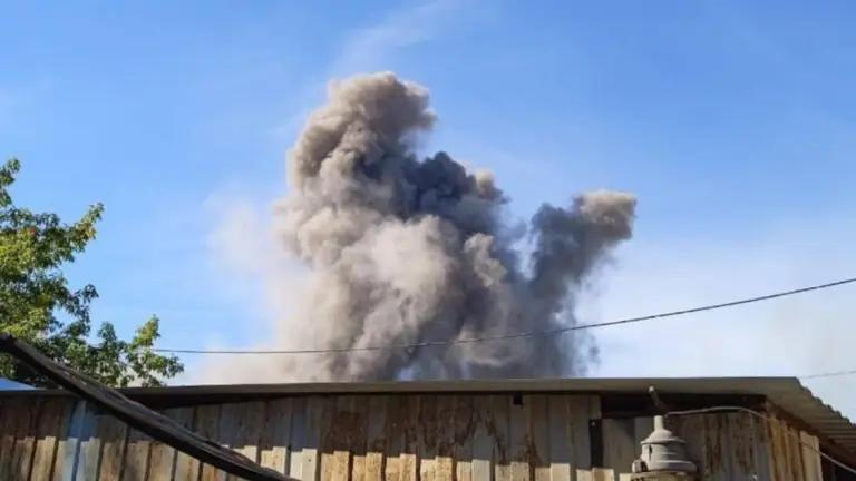 У Донецьку пролунали вибухи, над містом здіймається стовп диму