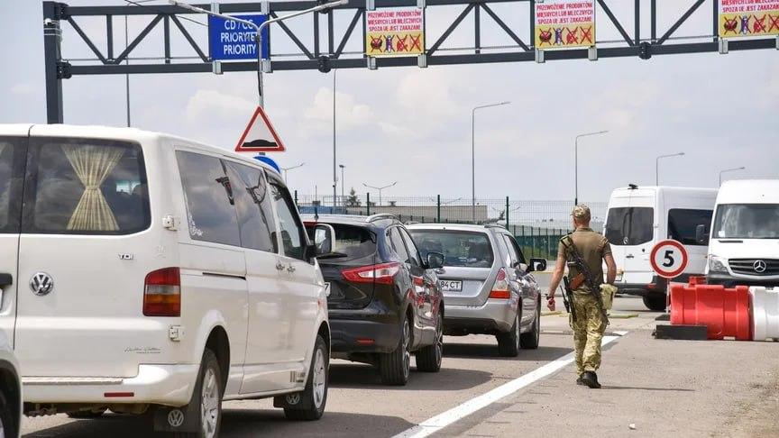 Понад 10 тисяч українців віком 18-22 років прибули до Польщі після дозволу на виїзд
