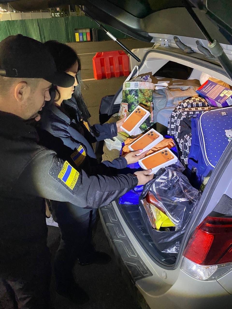 Перші iPhone 17 намагалися незаконно ввезти в Україну: контрабанду 20 гаджетів зупинили на кордоні