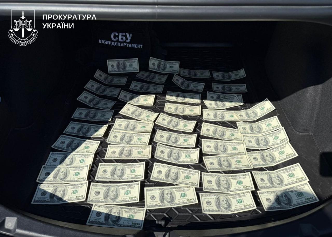 У Києві затримали організатора схеми з «бронюванням» та виїздом за кордон за $15 тисяч