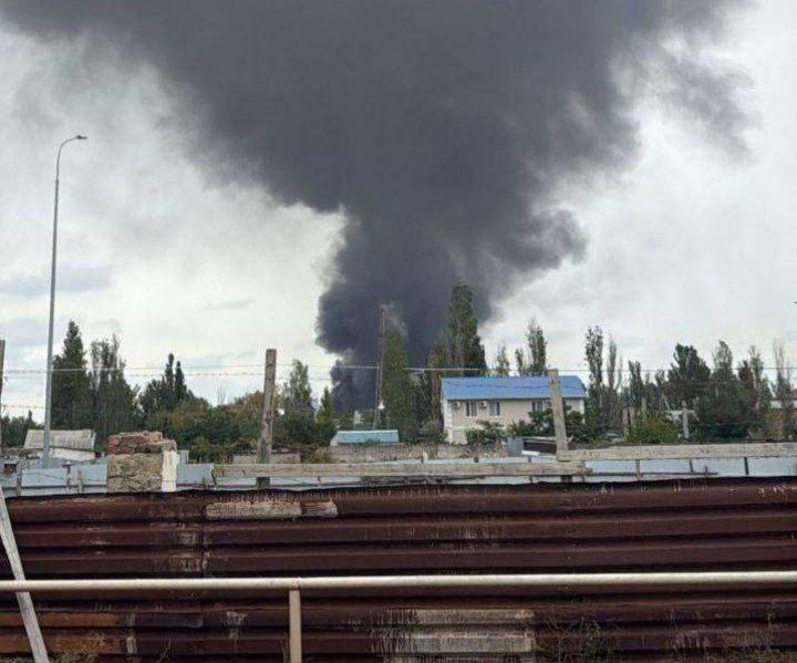 Окупаційна влада Криму заперечує атаку на Феодосію: пожежа на нафтобазі нібито через «зварювальні роботи»