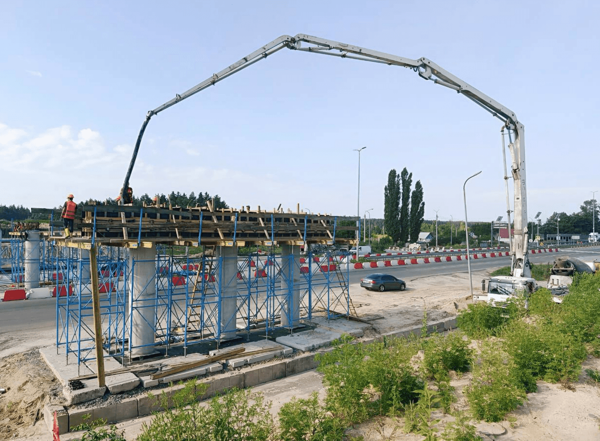 Біля Макарова ремонтують пошкоджений під час російського вторгнення шляхопровід