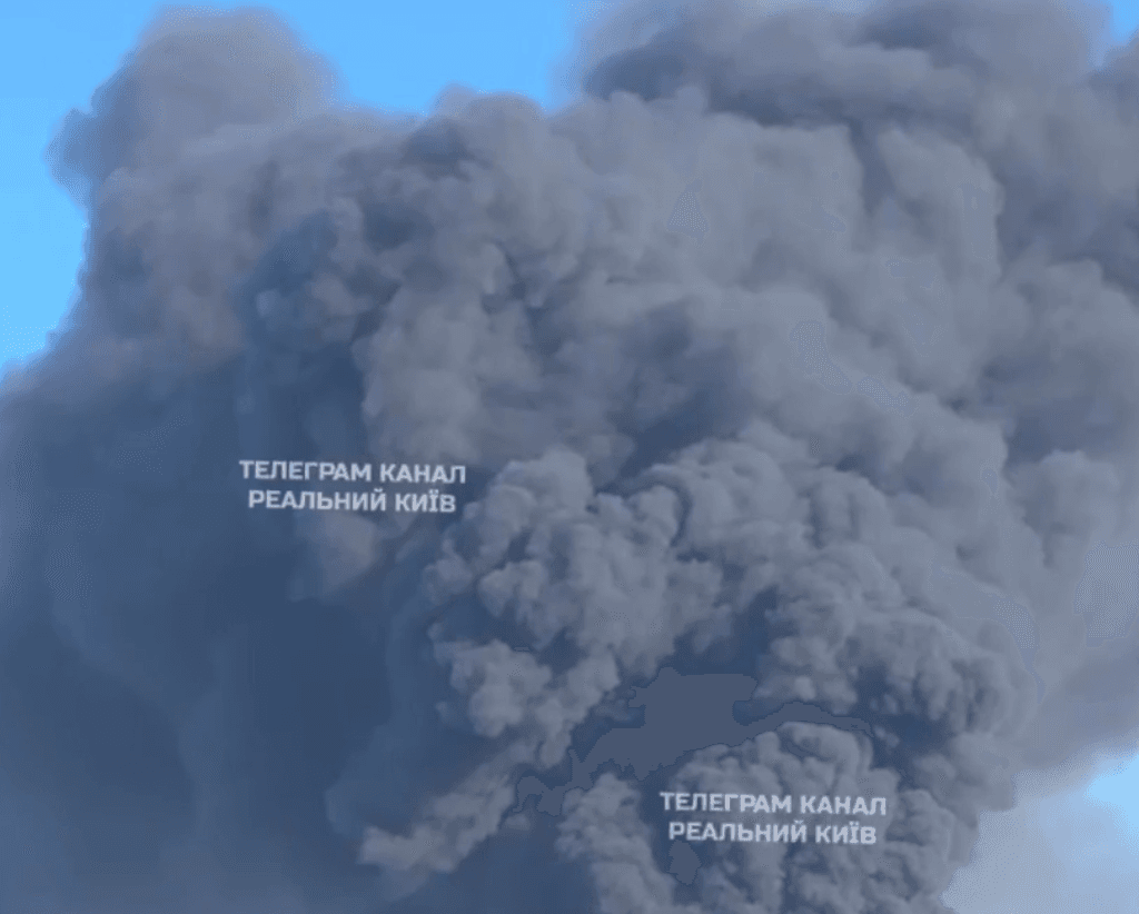 Величезний стовп чорного диму спостерігають під Васильковом